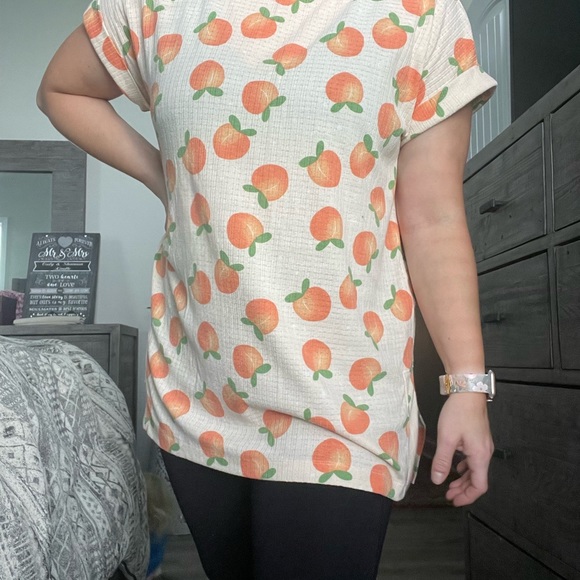 Peachy tee! Size XS but fits like a medium!!!Cute print! Pale orange color. - Picture 4 of 4